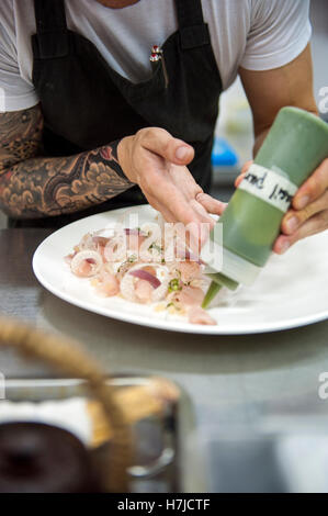 South African Chef Timothy Bruyns bereitet eine Gericht in der Küche seines Restaurants Phnom Penh, der gemeinsamen Tiger. Stockfoto