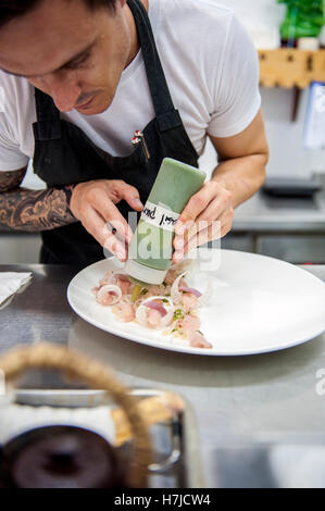 South African Chef Timothy Bruyns Vorbereitung Essen in der Küche seines Restaurants Phnom Penh, der gemeinsamen Tiger. Stockfoto