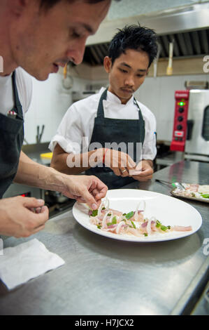 South African Chef Timothy Bruyns Vorbereitung Essen in der Küche seines Restaurants Phnom Penh, der gemeinsamen Tiger. Stockfoto