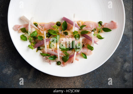 Rohen Thunfisch mit Lilie Blütenstiel, Banane Herz, gesalzene Rübe und heißen Basil bei der gemeinsamen Tiger in Phnom Penh. Stockfoto