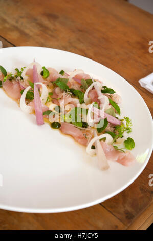 Rohen Thunfisch mit Lilie Blütenstiel, Banane Herz, gesalzene Rübe und heißen Basil bei der gemeinsamen Tiger in Phnom Penh. Stockfoto