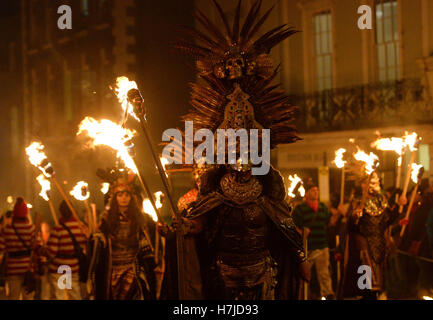 Teilnehmer parade durch die Stadt von Lewes in East Sussex, wo eine jährliche Lagerfeuer-Nacht, die Prozession der Lewes Bonfire Gesellschaft gehalten wird. Stockfoto