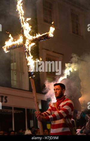 Teilnehmer parade durch die Stadt von Lewes in East Sussex, wo eine jährliche Lagerfeuer-Nacht, die Prozession der Lewes Bonfire Gesellschaft gehalten wird. Stockfoto