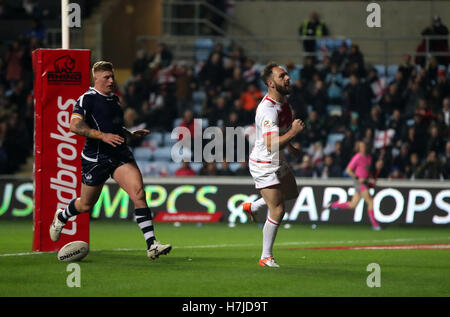 Englands Luke Gale feiert in der Ricoh Arena Coventry erzielte seine Seiten sechsten Versuch des Spiels während der vier Nationen übereinstimmen. Stockfoto