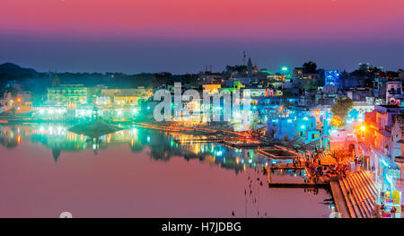 Hindu-Pilger kamen zum Heiligen See Pushkar (Sarovar) auf Ghats, Rajasthan, Indien. Stockfoto