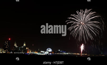 Feuerwerk auf den Fluss Mersey als Bestandteil der Liverpool-Festspiele der leichten Feier, gesehen von New Brighton, Wirral. Stockfoto