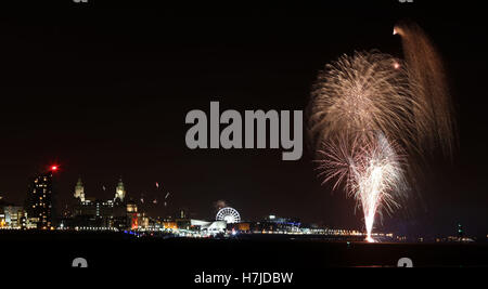 Feuerwerk auf den Fluss Mersey als Bestandteil der Liverpool-Festspiele der leichten Feier, gesehen von New Brighton, Wirral. Stockfoto