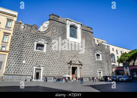 Neapel - 01. NOVEMBER: Piazza del Gesu in Neapel und im Hintergrund die Kirche Gesù Nuovo und der Obelisk am 1. November 2 Stockfoto