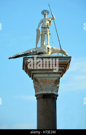 St. Theodor Statue auf einer Säule auf der Piazza San Marco Venedig in Italien - Colonne di San Teodoro. Stockfoto