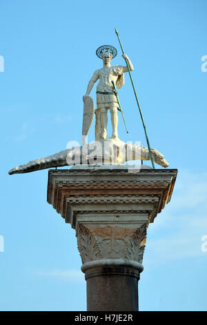 St. Theodor Statue auf einer Säule auf der Piazza San Marco Venedig in Italien - Colonne di San Teodoro. Stockfoto