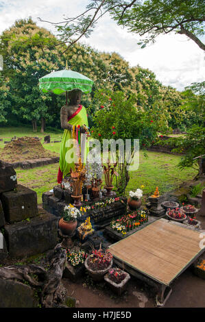 Ein Buddha-Schrein am Wat Phu, eine ruinierte Khmer Hindu Tempelanlage in Champasak im Süden von Laos. Stockfoto