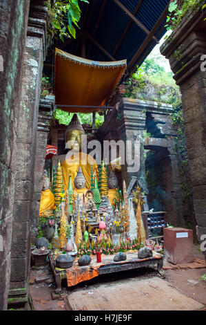 Ein buddhistischer Schrein innen Wat Phu, eine ruinierte Khmer Hindu Tempelanlage in Champasak im Süden von Laos. Stockfoto