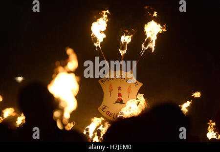 Teilnehmer parade durch die Stadt von Lewes in East Sussex, wo eine jährliche Lagerfeuer-Nacht, die Prozession der Lewes Bonfire Gesellschaft gehalten wird. Stockfoto