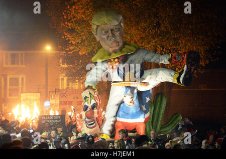 Teilnehmer parade durch die Stadt von Lewes in East Sussex als Donald Trump während einer jährlichen Lagerfeuer nächtliche Prozession von Lewes Bonfire Gesellschaften statt. Stockfoto