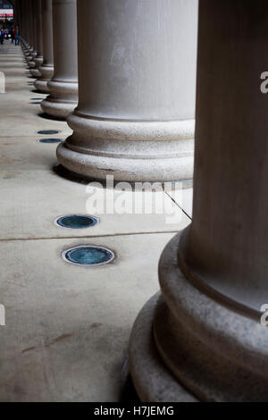 Spalten außen an der Union Station in Chicago Stockfoto