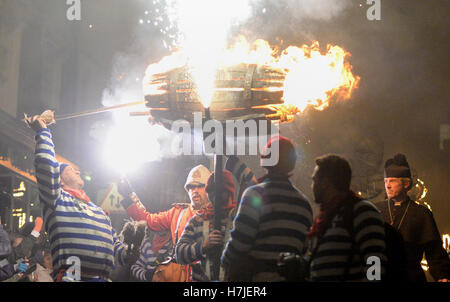 Teilnehmer parade durch die Stadt von Lewes in East Sussex, wo eine jährliche Lagerfeuer-Nacht, die Prozession der Lewes Bonfire Gesellschaft gehalten wird. Stockfoto