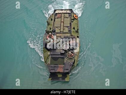 Ein Luftbild der US-Marine Soldaten wie sie eine amphibische Fahrzeug in der Brunnen-Deck der USN Whidbey Island-Klasse amphibischen manövrieren dock Landungsschiff USS Ashland 15. August 2015 in Apra Hafen, Guam. Stockfoto