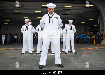 US Navy Matrosen beugen ihre Häupter im Gebet während einer Beerdigung am Meer Zeremonie an Bord der USN Wasp-Klasse amphibischen Angriff Schiff USS Kearsarge 1. August 2014. Stockfoto