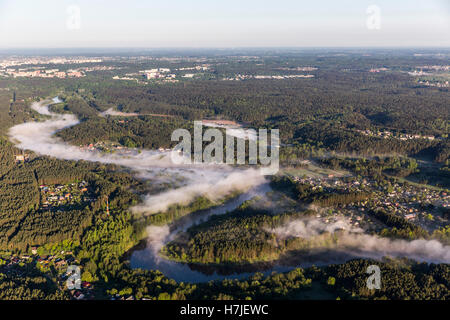 Morgennebel über den Fluss und Wald Stockfoto