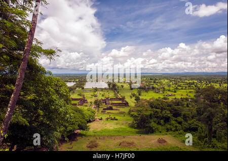 Der Blick nach unten in Richtung des Mekong-Flusses von Wat Phu, eine ruinierte Khmer Hindu Tempelanlage in Champasak im Süden von Laos. Stockfoto