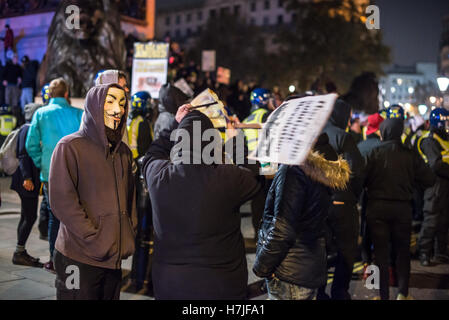 London, UK. 5. November 2016. 5. November feiern. Die Million Maske März in der Demonstranten bedeckten ihre Gesichter mit Maske und marschierten zum Trafalgar Square gegen Austerität, Masse Survelliance und Menschenrechte zu demonstrieren. Bildnachweis: Alberto Pezzali/Pacific Press/Alamy Live-Nachrichten Stockfoto