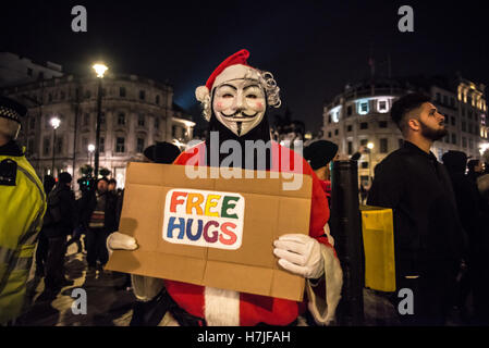 London, UK. 5. November 2016. 5. November feiern. Die Million Maske März in der Demonstranten bedeckten ihre Gesichter mit Maske und marschierten zum Trafalgar Square gegen Austerität, Masse Survelliance und Menschenrechte zu demonstrieren. Bildnachweis: Alberto Pezzali/Pacific Press/Alamy Live-Nachrichten Stockfoto