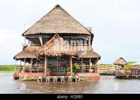 Al-Frio y Al Fuego schwimmenden Restaurant. Das Balsa-Floß-Restaurant am Fluss Itaya bietet guten Service und ausgezeichnete peruanische Stockfoto