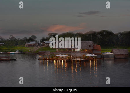 Al-Frio y Al Fuego schwimmenden Restaurant. Das Balsa-Floß-Restaurant am Fluss Itaya bietet guten Service und ausgezeichnete peruanische Stockfoto