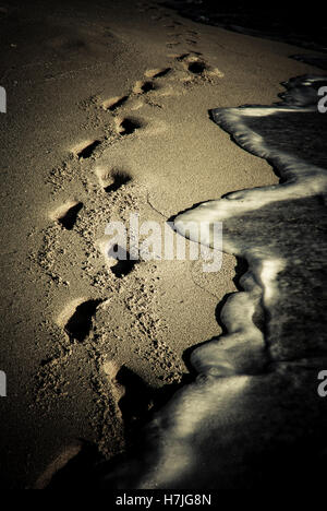 Fußspuren im Sand am Strand in der Nähe von Cancun in der Nacht Stockfoto