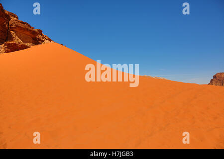 Roten Sanddüne in der Wüste Wadi Rum, Jordanien Stockfoto