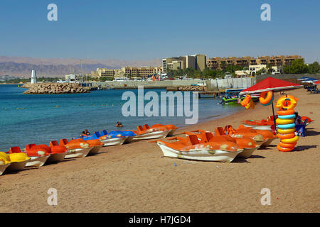 Der Strand von Aqaba in Jordanien, die auf der Suche nach Eilat in Israel Stockfoto