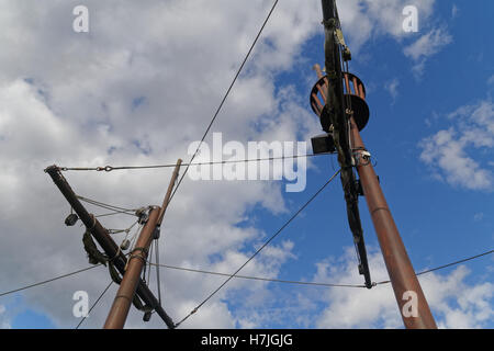 Kinder-Spielplatz Krähen Nest und mast Stockfoto