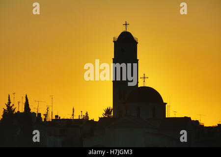 Silhouette der griechisch-orthodoxen Kirche Dom und Turm bei Sonnenuntergang in Amman, Jordanien Stockfoto