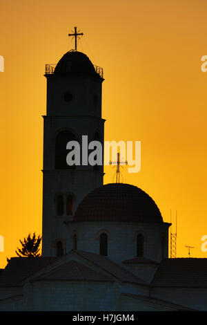 Silhouette der griechisch-orthodoxen Kirche Dom und Turm bei Sonnenuntergang in Amman, Jordanien Stockfoto
