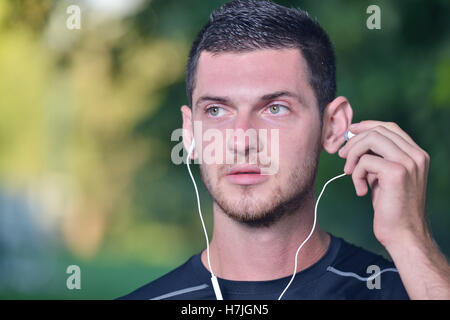 Sport und Musik. Mann immer bereit zum Joggen Stockfoto