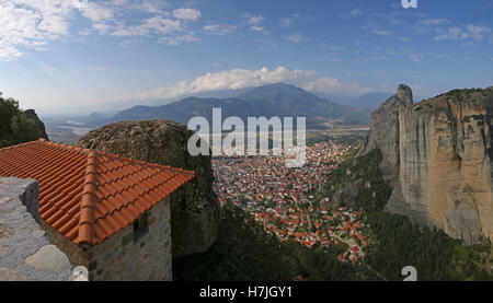 Panoramablick auf Stadt Kalambaka von Meteora Stockfoto