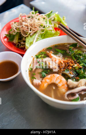 Bun Mam, eine fermentierte Fischsuppe und Südvietnamesischen Delikatesse, an Bun Mam DAC-San in Saigon. Stockfoto