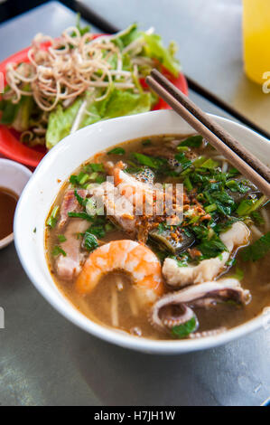 Bun Mam, eine fermentierte Fischsuppe und Südvietnamesischen Delikatesse, an Bun Mam DAC-San in Saigon. Stockfoto