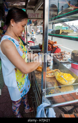 Ein Koch an Banh MI Huynh Hoa (Bánh Huỳnh Mì Hoa) bereitet die Banh MI, ein gefülltes französisches Baguette. Saigon / Ho Chi Minh City, Vietnam. Stockfoto