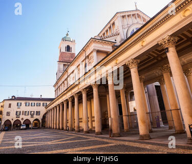 Blick auf die Novara Kathedrale gewidmet der Himmelfahrt der Jungfrau Maria, Italien Stockfoto