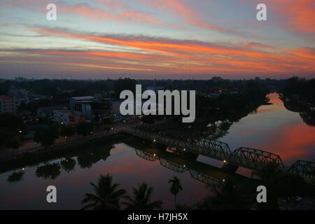 Morgendämmerung über Mae Ping Fluss, Chiang Mai Stockfoto