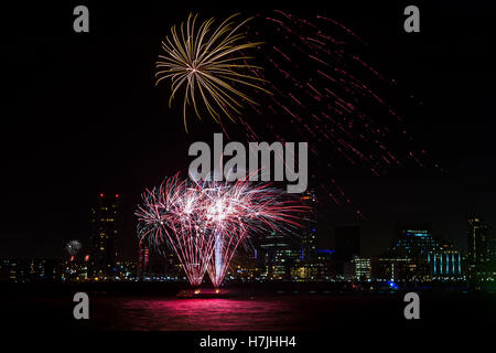 Gefangen im Fluss des Lichts am Lagerfeuer Abend von Seacombe auf der Halbinsel Wirral. Stockfoto