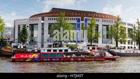 Nationale Oper und Ballett-Haus in Amsterdam mit Ausflugsschiff, Amsterdam, Nordholland, Niederlande Stockfoto