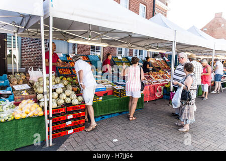Stand mit Ananas, Melonen, Pflaumen, Pfirsiche und andere Früchte auf dem Wochenmarkt in Aubel, Belgien Stockfoto