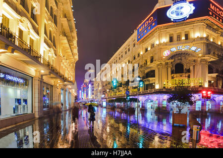 SHANGHAI, CN - 31. Oktober 2014: Architektur der Nanjing Road - die Haupteinkaufsstraße von Shanghai, China am Abend nach dem Regen Stockfoto