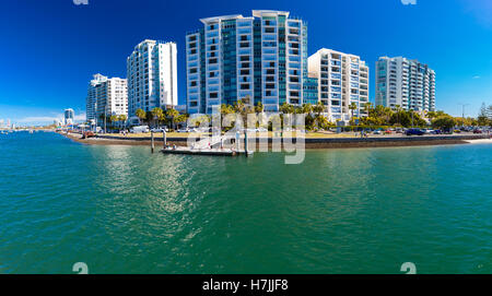 Gold Coast, ÖST - 4. September 2016 Mehrfamilienhäuser an der Küste von Labrador Vorort, Gold Coast, Australien Stockfoto