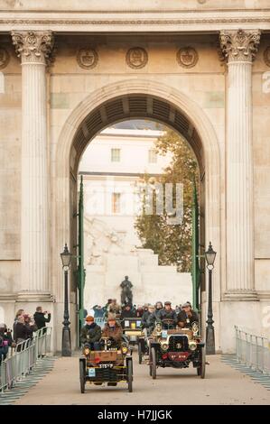 Die Teilnehmer fahren durch Wellington Arch während des Bonhams London zum Brighton Veteran Car Run in London. Stockfoto