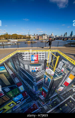 Um einen der umstrittensten US-Wahlkampagnen in der modernen Geschichte zu markieren, hat Sky News eine 3D-Street-Art-Szene des Times Square, New York, in Auftrag gegeben. Die von dem Straßenkünstler Joe Hill geschaffene kommission wird am Sonntag, 6. Und Montag, 7. November vor den US-Wahlen am 8. November am Observation Point am Londoner¢South Bank positioniert. Touristen und Pendler können die Kunst genießen und sich daran beteiligen, indem sie am Rand stehen und auf einen belebten Times Square blicken. Sky News'¢' Wahlnachtsberichterstattung, Amerika entscheidet, wird aus einem eigens geschaffenen Studio auf dem Times Square ausgestrahlt Stockfoto