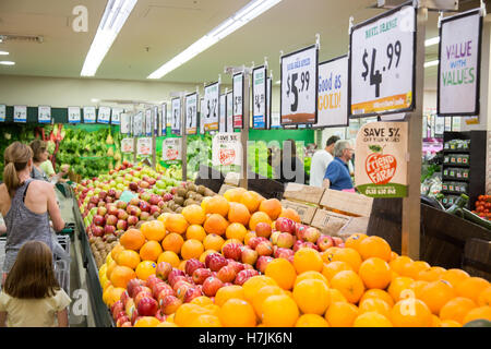 Harris Farm Märkte Einzelhandel Lebensmittelgeschäft in North Sydney, Dame Einkaufen für Obst mit ihren Kindern, Australien Stockfoto