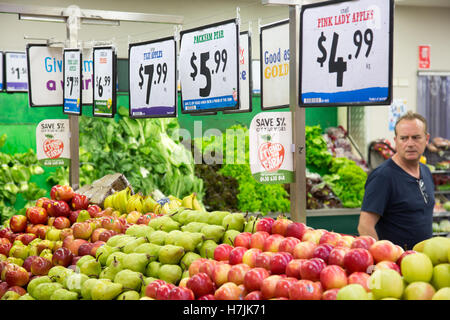 Harris Farm Märkte Einzelhandel Lebensmittelgeschäft in North Sydney mit einem Mann Einkaufen für Obst, Australien Stockfoto